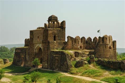  Le Fort de Rohtas: Un Géant de Grès et une Évasion dans le Temps !