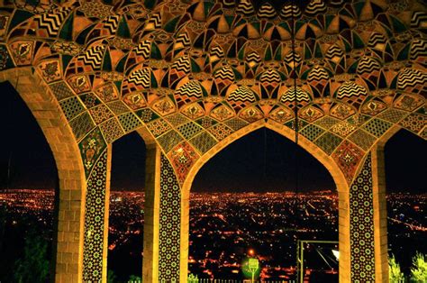  Le Mausolée de Baba Kouhird: Un Monument Mystique à Shiraz!