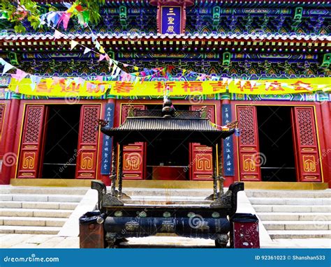  Le Temple des Trois Saints Délices à Baoding : Une Oasis Spirituelle au Cœur de la Chine Ancienne!