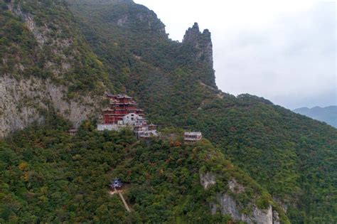 Le Temple de la montagne Wushan: Une retraite spirituelle au cœur d'une végétation luxuriante!