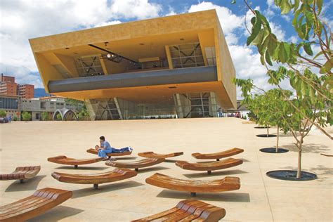 Le Parque de Los Deseos: Une Oasis Colorée et Mystérieuse au Coeur de Girardot!