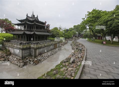 Le Pavillon d'Or: Un joyau d'architecture traditionnelle chinoise au bord du lac Dongting !