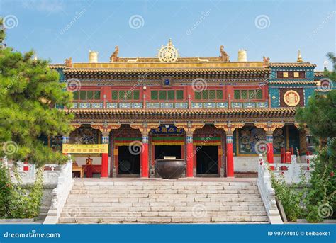 Le Temple de la Terre Céleste: Un Joyau Historique à Hohhot!